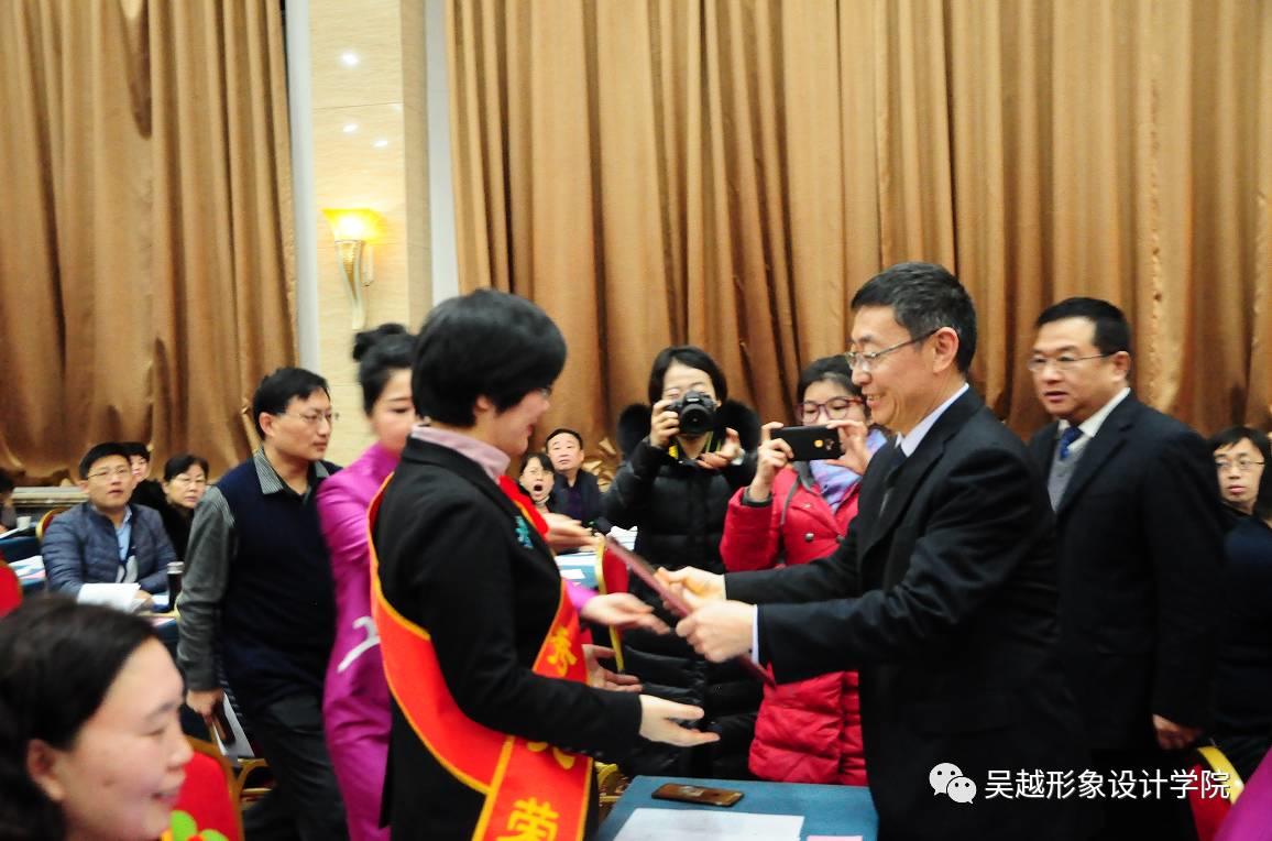 熱烈祝賀吳越學(xué)校榮獲“2016年度全市十佳民辦職業(yè)培訓(xùn)學(xué)?！睒s譽(yù)稱號