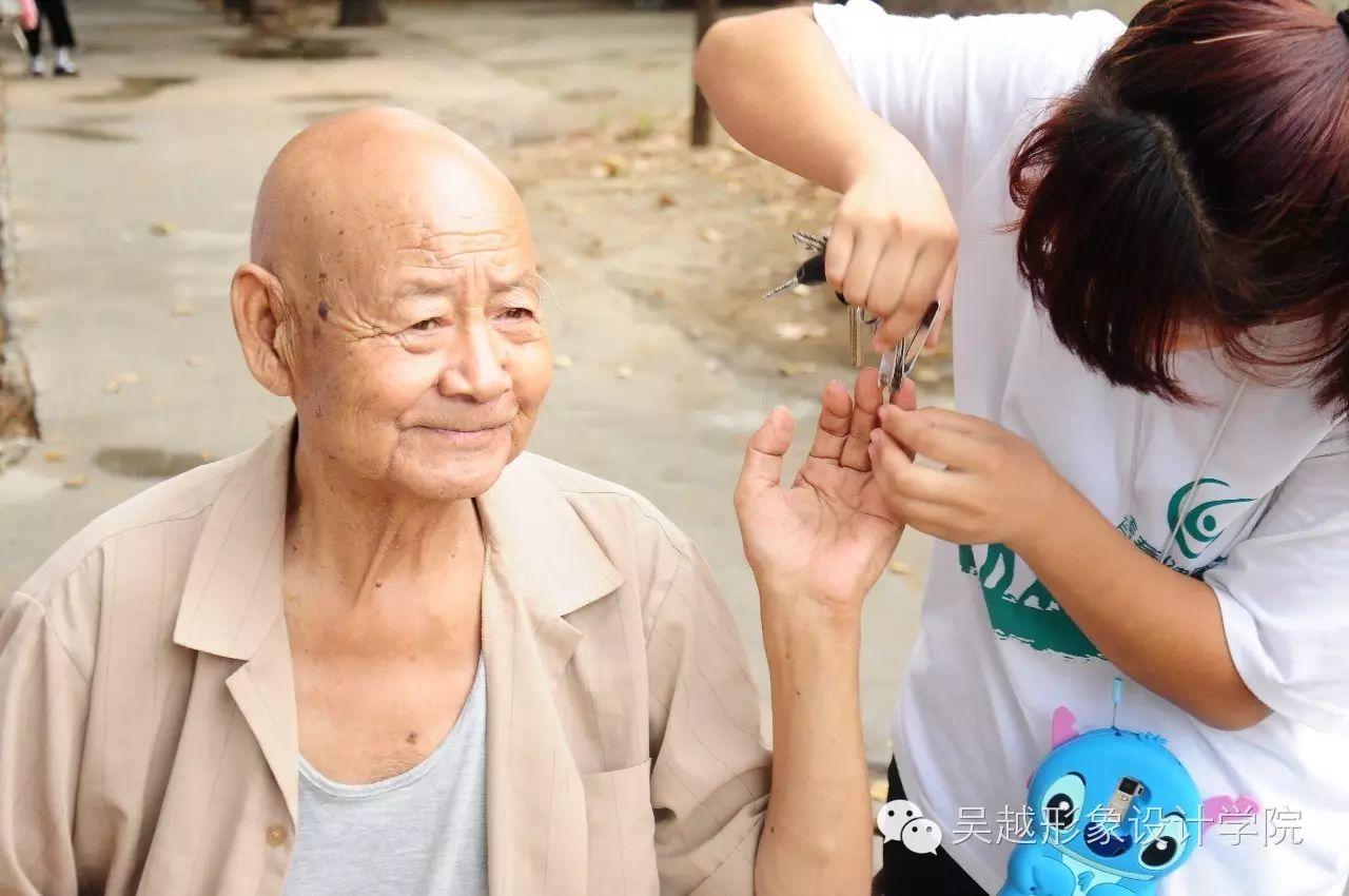 “情系中秋節(jié)，愛(ài)駐敬老院”