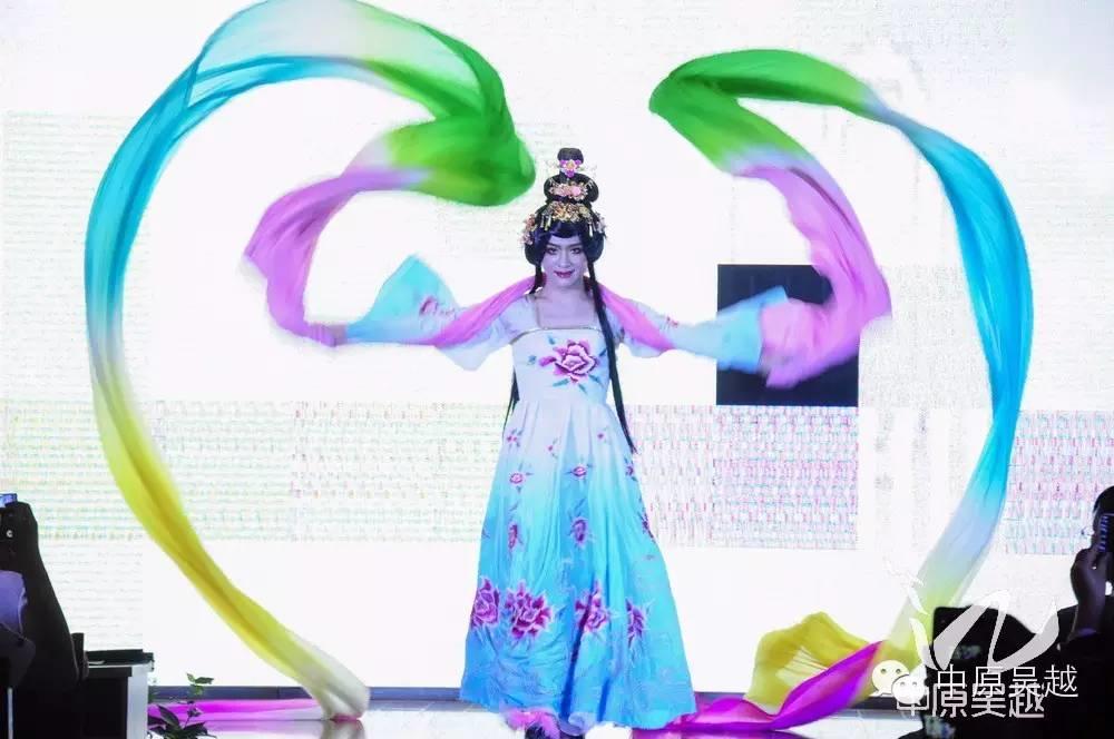 【吳越學(xué)?！看髿怙h逸與華麗絢爛的時尚走秀。