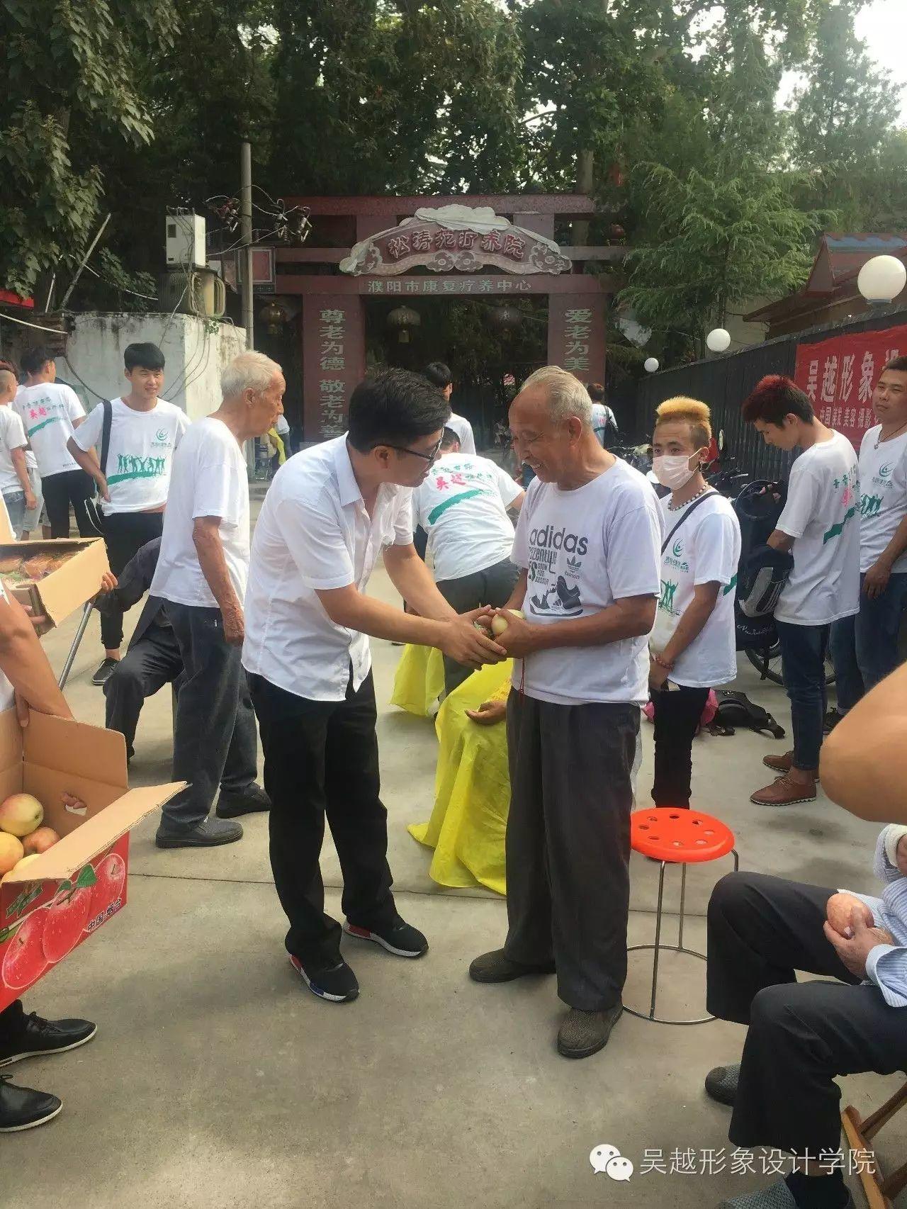 “情系中秋節(jié)，愛(ài)駐敬老院”