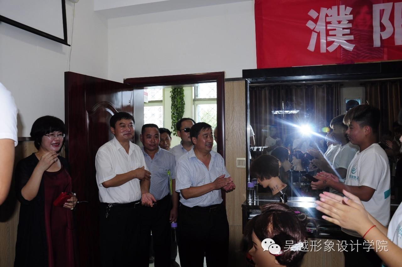 濮陽市市人社局職建科曹源科長(zhǎng)帶領(lǐng)范縣楊集鄉(xiāng)兩百多名村干部來我校參觀