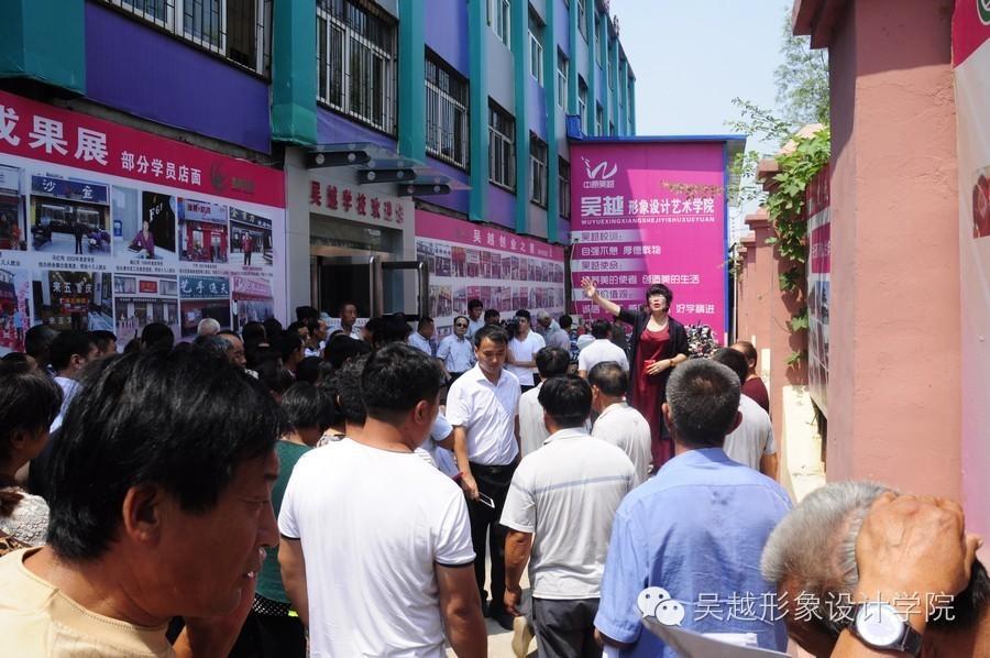 濮陽市市人社局職建科曹源科長(zhǎng)帶領(lǐng)范縣楊集鄉(xiāng)兩百多名村干部來我校參觀