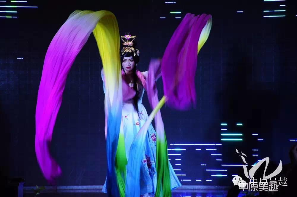 【吳越學(xué)?！看髿怙h逸與華麗絢爛的時尚走秀。