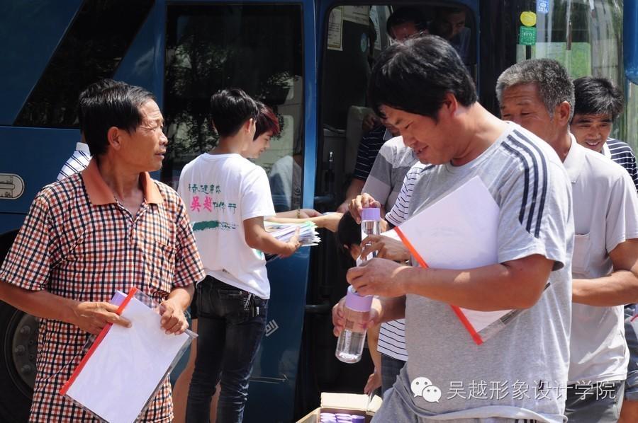 濮陽市市人社局職建科曹源科長(zhǎng)帶領(lǐng)范縣楊集鄉(xiāng)兩百多名村干部來我校參觀