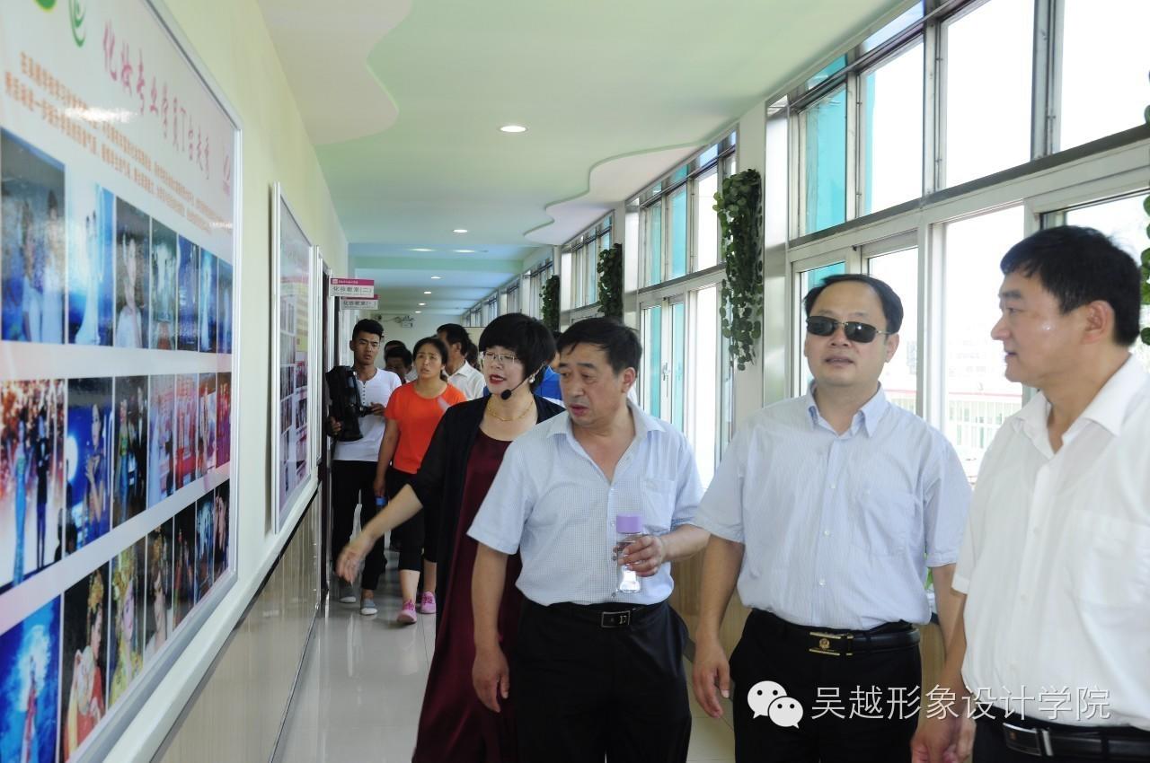 濮陽市市人社局職建科曹源科長(zhǎng)帶領(lǐng)范縣楊集鄉(xiāng)兩百多名村干部來我校參觀