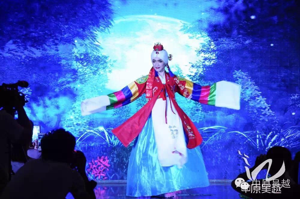 【吳越學(xué)?！看髿怙h逸與華麗絢爛的時尚走秀。