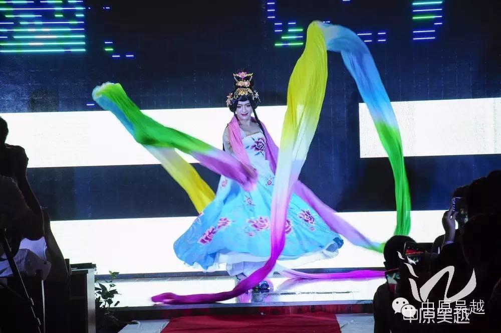 【吳越學(xué)?！看髿怙h逸與華麗絢爛的時尚走秀。