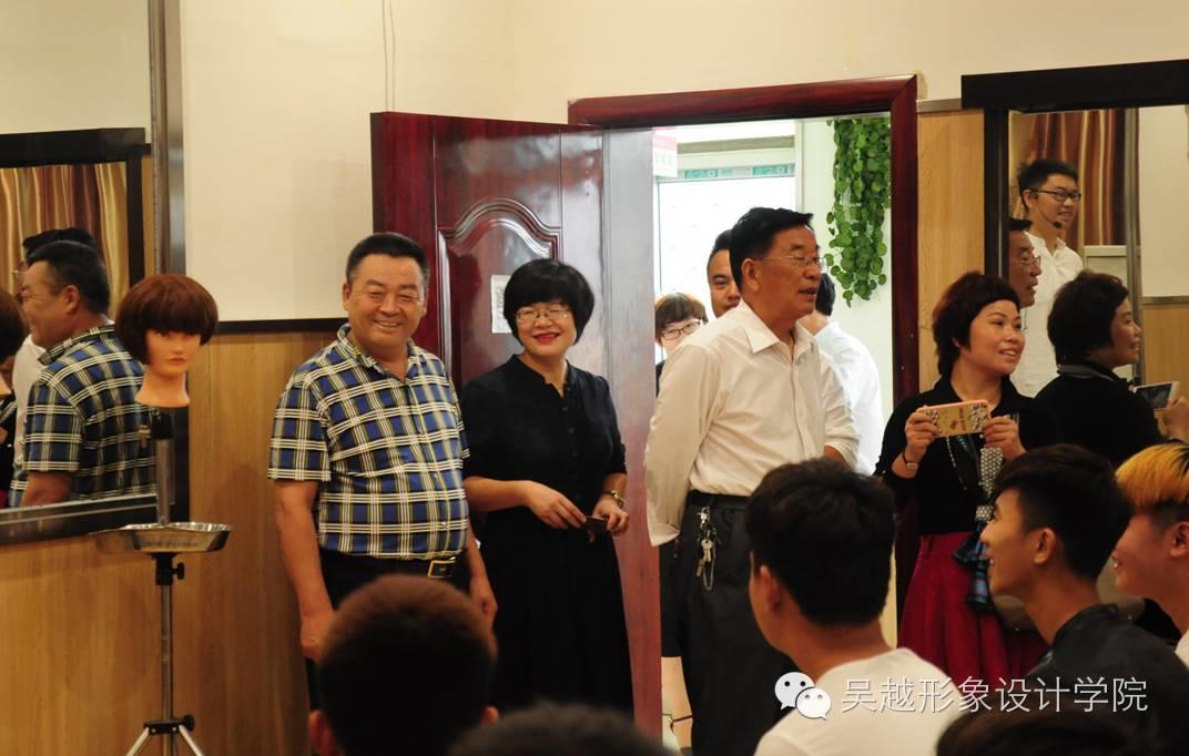 熱烈歡迎菏澤煙草發(fā)屋美容美發(fā)學(xué)校校長一行人來我校參觀交流