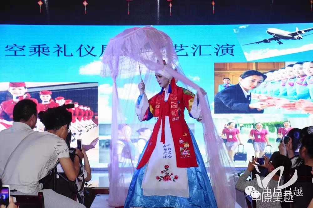 【吳越學(xué)?！看髿怙h逸與華麗絢爛的時尚走秀。