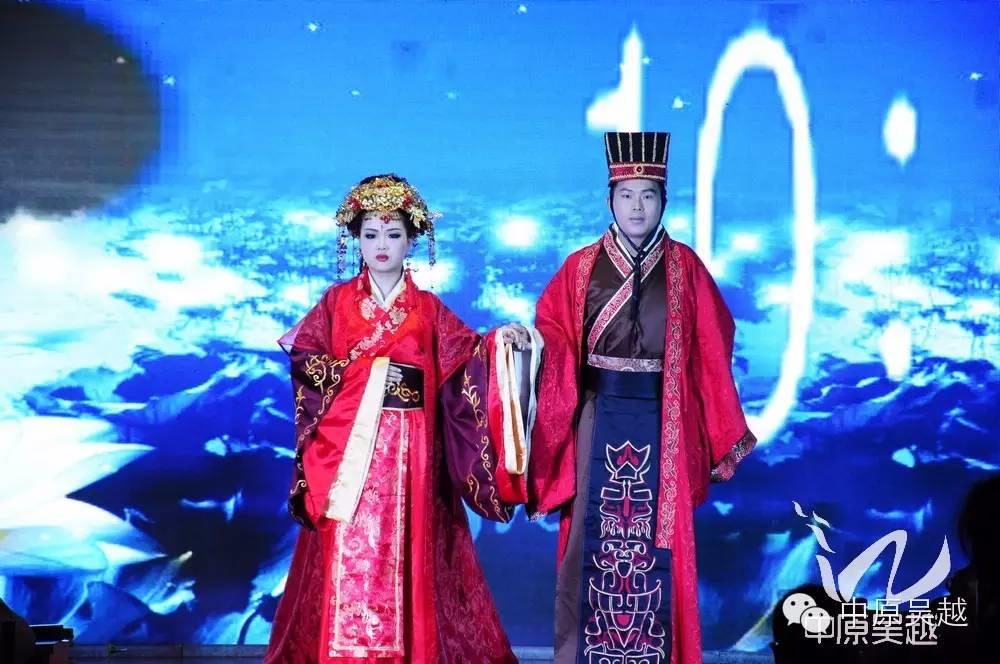 【吳越學(xué)?！看髿怙h逸與華麗絢爛的時尚走秀。