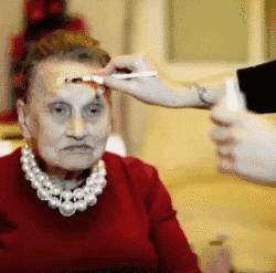 80歲老奶奶讓孫女幫她化了個(gè)妝，沒(méi)想到居然成了網(wǎng)紅！