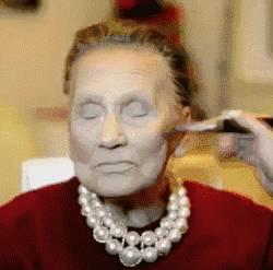 80歲老奶奶讓孫女幫她化了個(gè)妝，沒(méi)想到居然成了網(wǎng)紅！