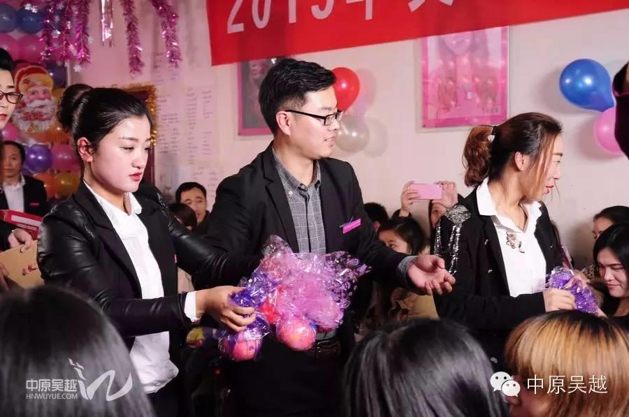 吳越學(xué)校2015年度圣誕晚會(huì)圓滿閉幕