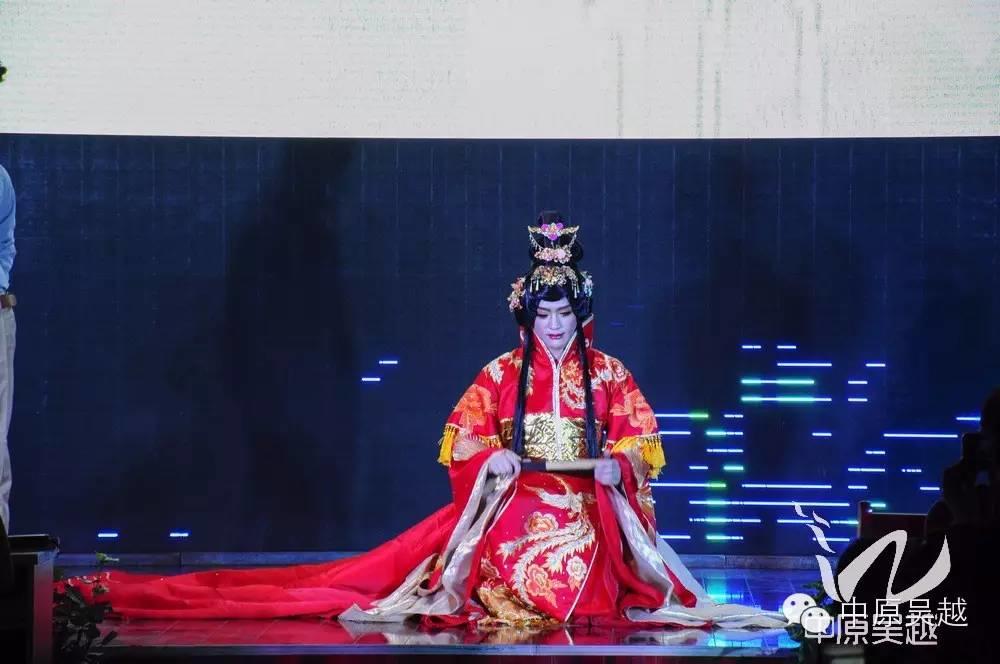 【吳越學(xué)?！看髿怙h逸與華麗絢爛的時尚走秀。