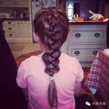 【吳越學校】把女兒的頭發(fā)扎成這樣，太漂亮了！