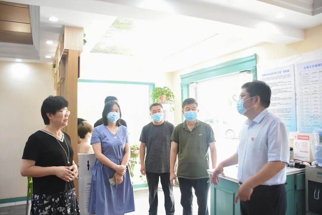 濮陽市人社局黨組書記局長李劍飛到吳越學校看望參加第46屆世賽選拔賽的選手們