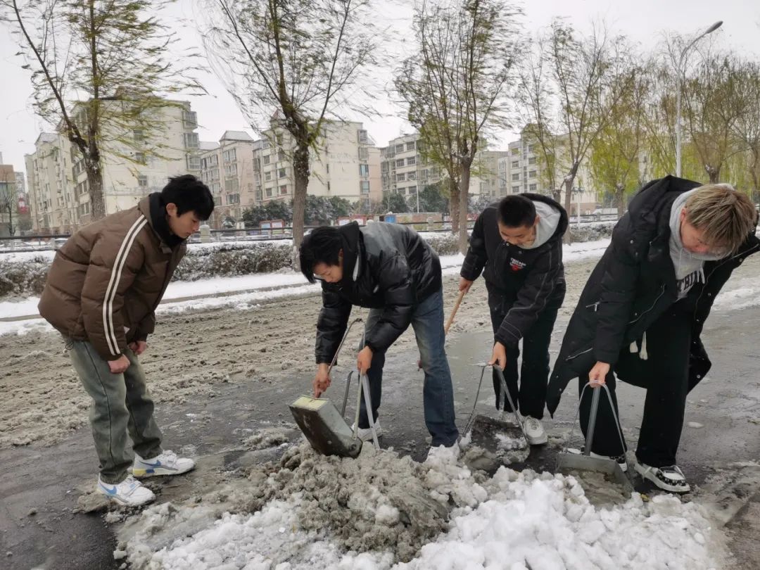 大雪至|吳越學(xué)校師生除雪進(jìn)行時(shí)