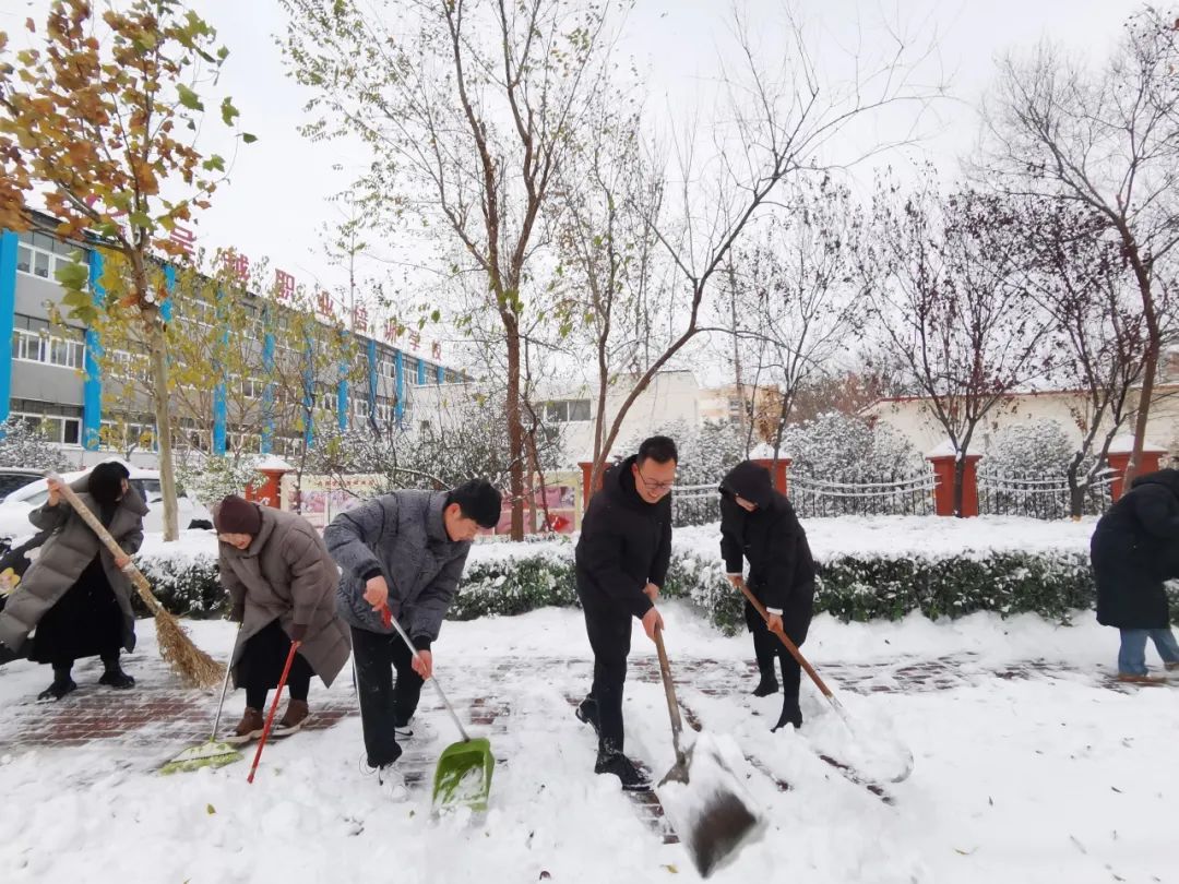 大雪至|吳越學(xué)校師生除雪進(jìn)行時(shí)